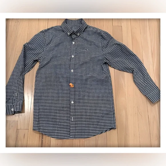 Boys Vineyard Vines performance shirt.
Hardly worn. Age 12/14. Gingham - Picture 1 of 3
